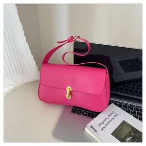 Detail of fuchsia square shoulder bag with gold metal buckle and smooth leather texture