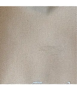 Gros plan sur la texture du tissu en toile beige avec des fibres de coton tissées