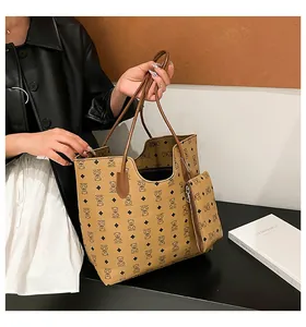 Détail du sac cabas marron avec motif d'ours et sa pochette assortie amovible