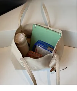 Vue de dessus de l'intérieur spacieux du sac en toile rempli d'une tablette et d'objets