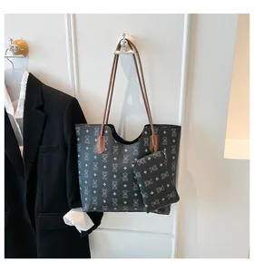 Détail du sac cabas noir à motif ours avec petite pochette et bandoulière marron