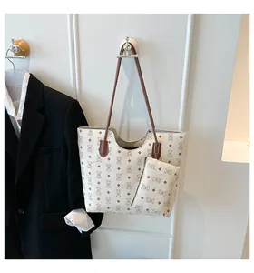 Détail du cabas à motif d'ours avec petite pochette assortie et anses en cuir marron