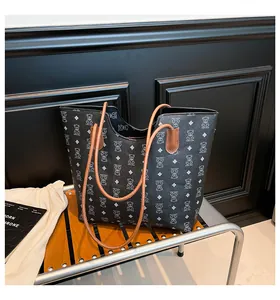 Détail d'un sac cabas avec imprimé ours et bretelles marron contrastées élégantes