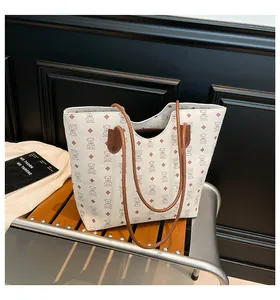 Détail d'un grand sac cabas blanc avec motifs d'ours bruns et longues bandoulières