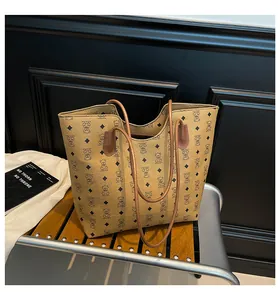 Détail du sac cabas caramel avec motifs ours et texture en similicuir poli