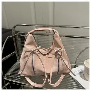 Detailansicht eines rosa Schleifen-Rucksacks mit Reißverschlüssen und strapazierfähigem Nylon