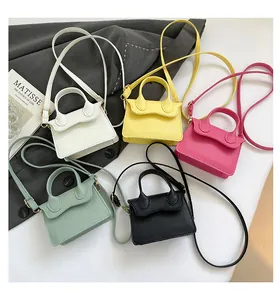 Détail de la texture cuir grainé sur ces mini sacs à main colorés disponibles en plusieurs tons