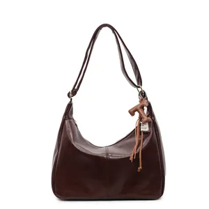 Bolso hobo marrón oscuro en cuero PU brillante con colgante en T vintage y detalle borla