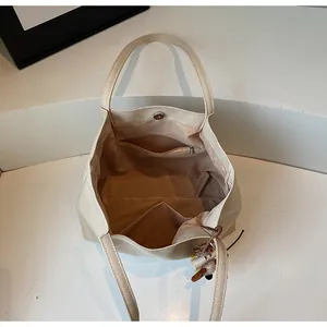 Vue intérieure du sac cabas en toile avec poche zippée et breloque ours en peluche