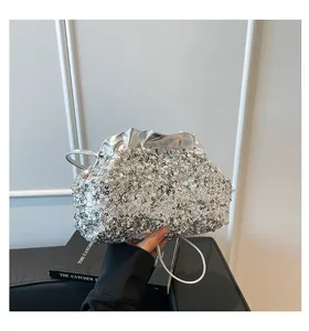 Détail du sac nuage à paillettes argentées avec texture plissée et fini métallique brillant