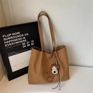 Sac fourre-tout chic en toile camel avec broderie et porte-clés peluche chien mignon