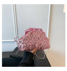Détail du sac nuage à paillettes roses avec bordure plissée et fine bandoulière