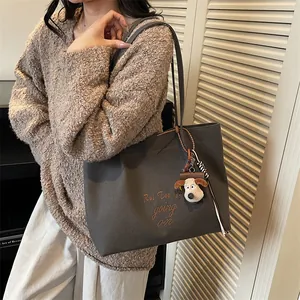 Sac fourre-tout gris foncé en toile avec broderie et pendentif peluche style urbain