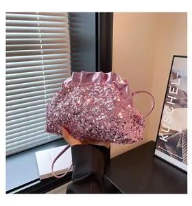 Détail du sac nuage à paillettes roses avec plis et fine bandoulière élégante