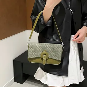 Sac bandoulière vert olive en patchwork tissé avec bandoulière porté par un modèle