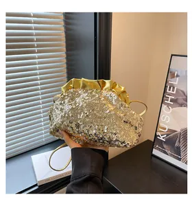 Vue détaillée du sac nuage à paillettes dorées avec texture de finition métallique plissée