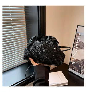 Détail du sac nuage à paillettes noires avec bordure en cuir plissé et sangle