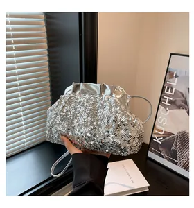 Détail du sac nuage à paillettes argentées avec bord plissé et fine bandoulière
