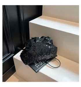 Détail du sac nuage à paillettes noires avec bordure en cuir plissé et fine bandoulière