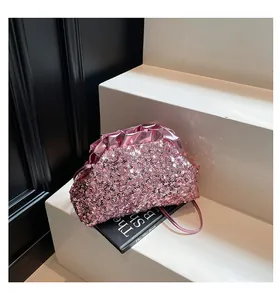Détail du sac nuage à paillettes roses avec texture plissée et fine bandoulière en cuir
