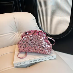 Sac nuage à paillettes roses avec cadre plissé sur fond de canapé en cuir blanc