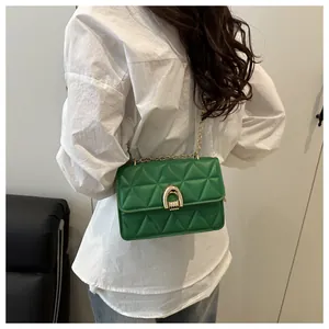 Détail du sac en cuir matelassé vert vif avec boucle en D dorée et bandoulière chaîne