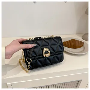 Détail du sac bandoulière matelassé noir avec chaîne dorée et fermoir en fer à cheval