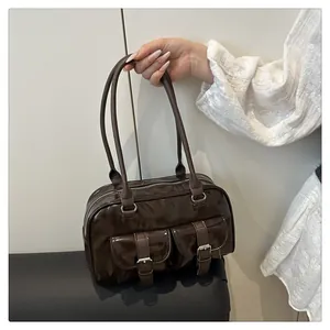 Sac à main rétro marron foncé brillant avec boucles métalliques argentées et poches avant