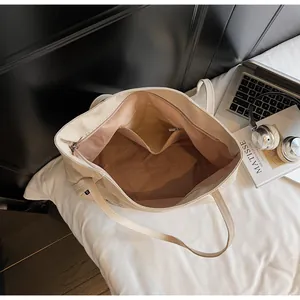 Vista detallada del interior de un bolso tote de lona con bolsillo con cremallera