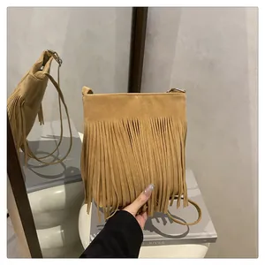 Détail du sac bandoulière camel à franges avec texture daim et boucles argentées