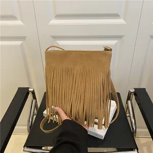 Sac bandoulière chic en daim camel avec de longues franges et une silhouette carrée moderne