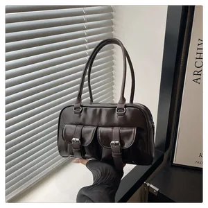 Détails du sac bowling en cuir brillant marron foncé avec poches avant et longues anses