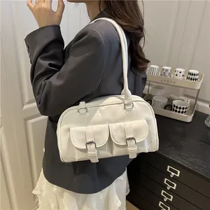 Sac à main bowling crème rétro en similicuir brillant avec poches à boucles
