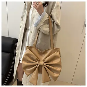 Dettaglio della borsa tote kaki con grande fiocco e lunghe tracolle sottili