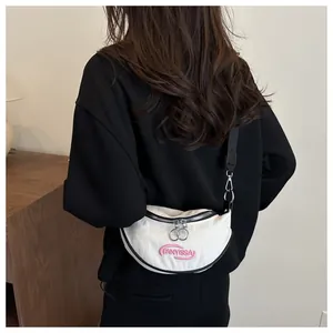 Vista posteriore della modella con borsa a mezzaluna bianca e ricamo Fannyssa rosa