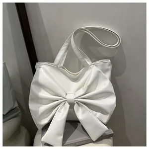 Dettaglio borsa shopper bianca con grande fiocco e doppie spalline sottili eleganti