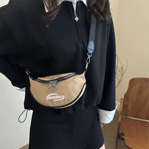 Borsa a tracolla a mezzaluna kaki in nylon con cinturino regolabile e logo FANYISSA