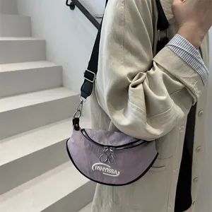 Elegante borsa a mezzaluna lavanda con tracolla larga e doppia cerniera argentata