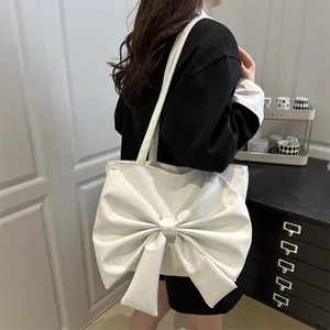 Borsa tote bianca a forma di fiocco oversize in pelle PU con tracolla elegante