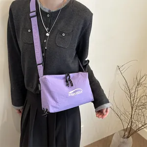 Petit sac bandoulière violet en nylon pour femme avec bandoulière réglable