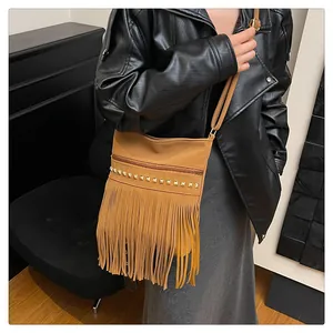Détail du sac bandoulière camel à franges avec clous dorés et fermeture éclair