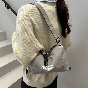 Sac bandoulière minimaliste en nylon gris avec cordon tressé et imprimé graphique