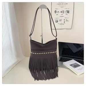 Vue détaillée du sac bandoulière en cuir PU marron foncé avec clous dorés et longues franges