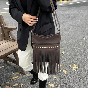 Sac bandoulière marron foncé à franges avec rivets dorés et pompons élégants