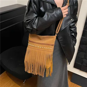Sac bandoulière carré marron avec de longues franges et des rivets dorés