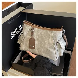 Premium grijze bucket bag met bruine leren bies in een luxe geschenkverpakking