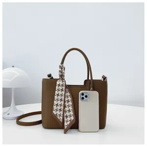 Sac seau en cuir marron avec foulard pied-de-poule et téléphone pour la taille