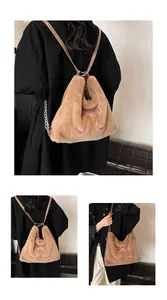 Dettaglio borsa tote in peluche con fiocco rosa e tracolla in catena e pelle