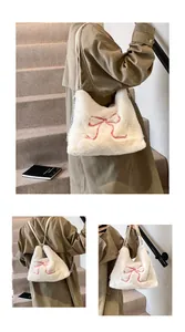Borsa tote in peluche bianca con fiocco rosa e tracolla a catena mostrata su una modella
