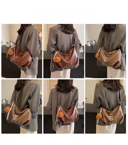 Sac hobo en cuir marron avec breloque chien peluche présenté sous différents angles